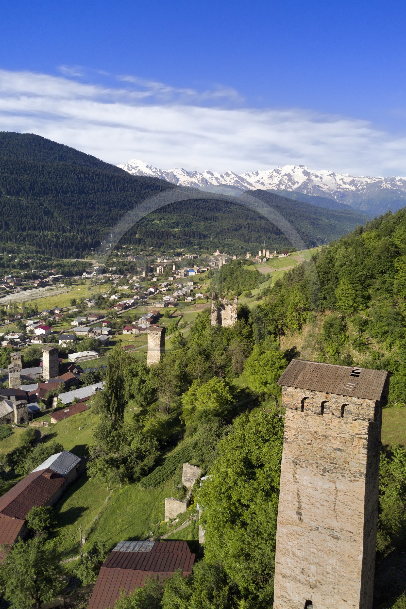 Géorgie, Haute Svanétie (Zemo Svaneti), Mestia, tours défensives Svanes dressées à coté des maisons (vue aérienne)