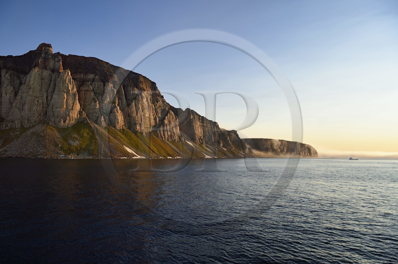 Groenland, cote Nord-Ouest, Murchison sund au nord de Baffin Bay, les falaises vertigineuses de Hakluyt Island au large de la cote ouest de Kiatak (Northumberland Island)