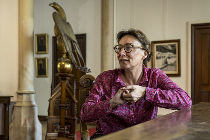 France, Côte-d'Or (21), Beaune, zone classée Patrimoine Mondial de l'UNESCO, Hospices de Beaune, l’historienne de l’art et conservatrice du site de l’Hôtel-Dieu Sandrine Allard St-Alban