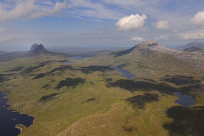 Royaume-Uni, Ecosse, Highland, le Mont Cul Mor 849m domine le Loch Veyatie à gauche et les paysages environnant de Assynt et Coigach dans les Northern Highlands (vue aérienne)