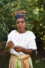 Caraïbes, Ile de la Dominique, site de Grand Fond dans le nord de l'île, Gillis en habit traditionnel de la Dominique au sortir de la messe