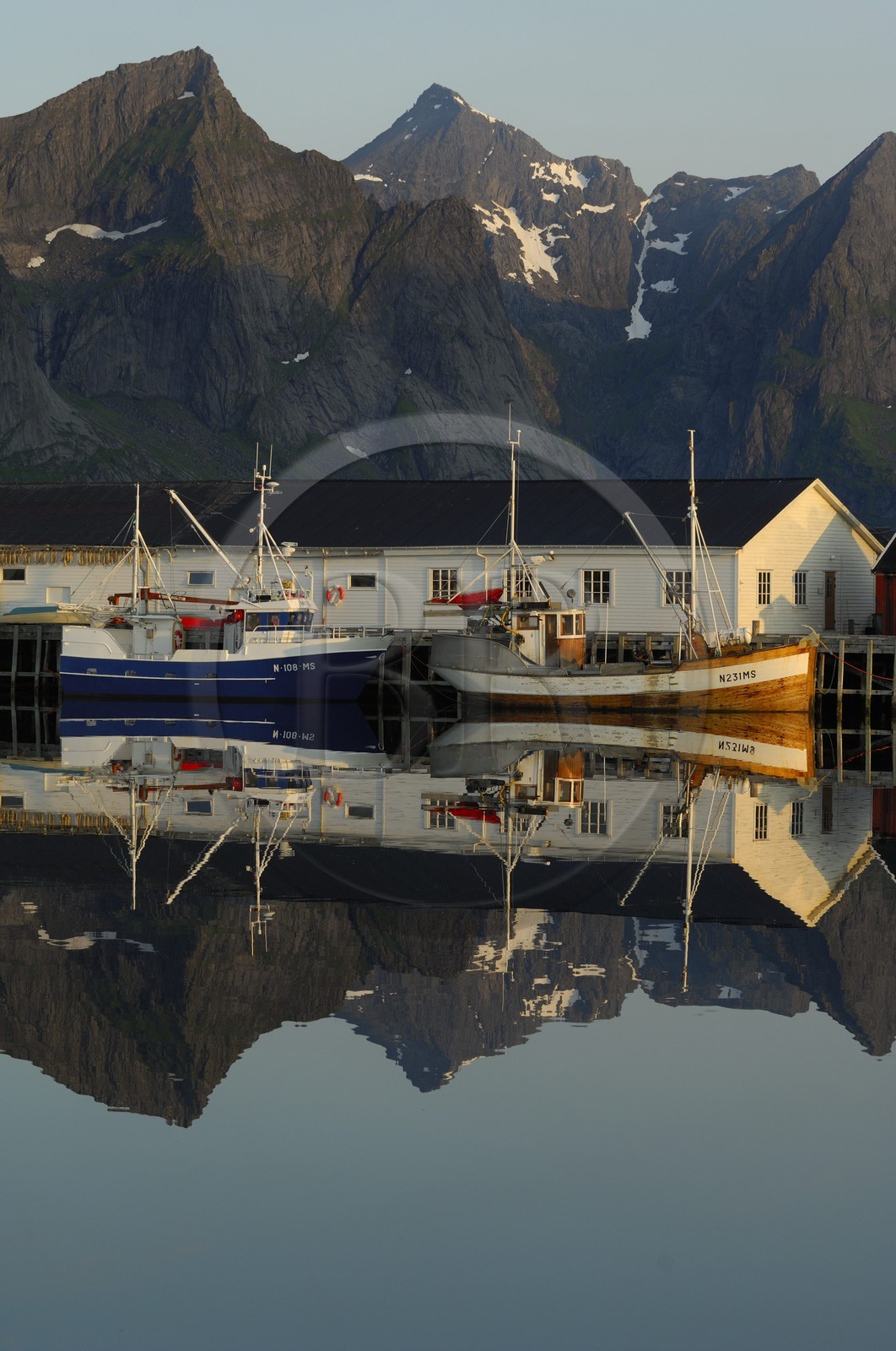 Norvège, Nordland, Iles Lofoten, Ile de Moskenes, port de pêche de Hamnoy près de Reine au soleil de minuit