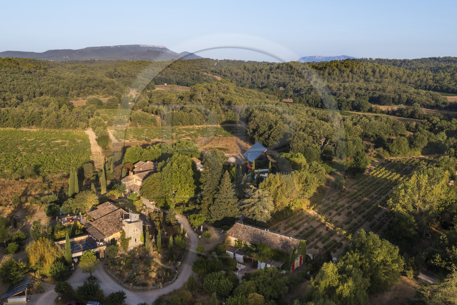 France, Var (83), Provence Verte, Bras, vers Saint-Maximin-la-Sainte-Baume, la maison d'hotes Le Peyrourier - une campagne en Provence (vue aérienne)