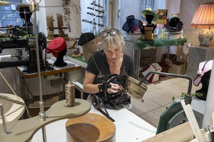 France, Côte-d'Or (21), Dijon, la modiste Meilleur Ouvrier de France Sara Tintinger confectionnant un chapeau dans son atelier-boutique Bibi & Bob de la rue d'Assas, le chapeau est travaillé sur du ruban de velourette
