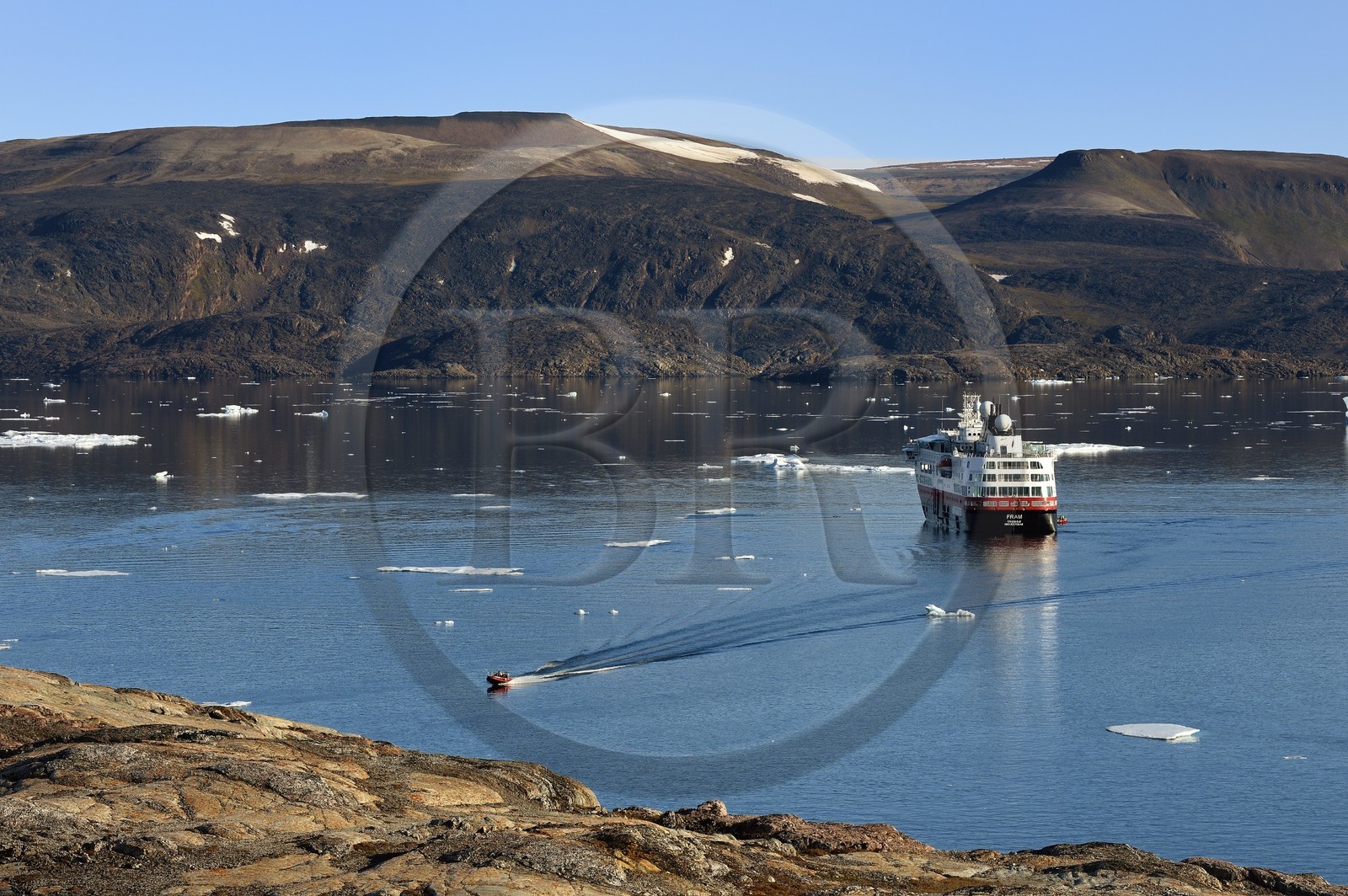 Groenland, cote Nord-Ouest, Smith sound au nord de la baie de Baffin, Inglefield Land, site de Etah dans le Foulke fjord, campement inuit aujourd'hui abandonné qui servit de base à plusieurs expéditions polaires, le bateau de croisière MS Fram de la compagnie Hurtigruten en arrière plan