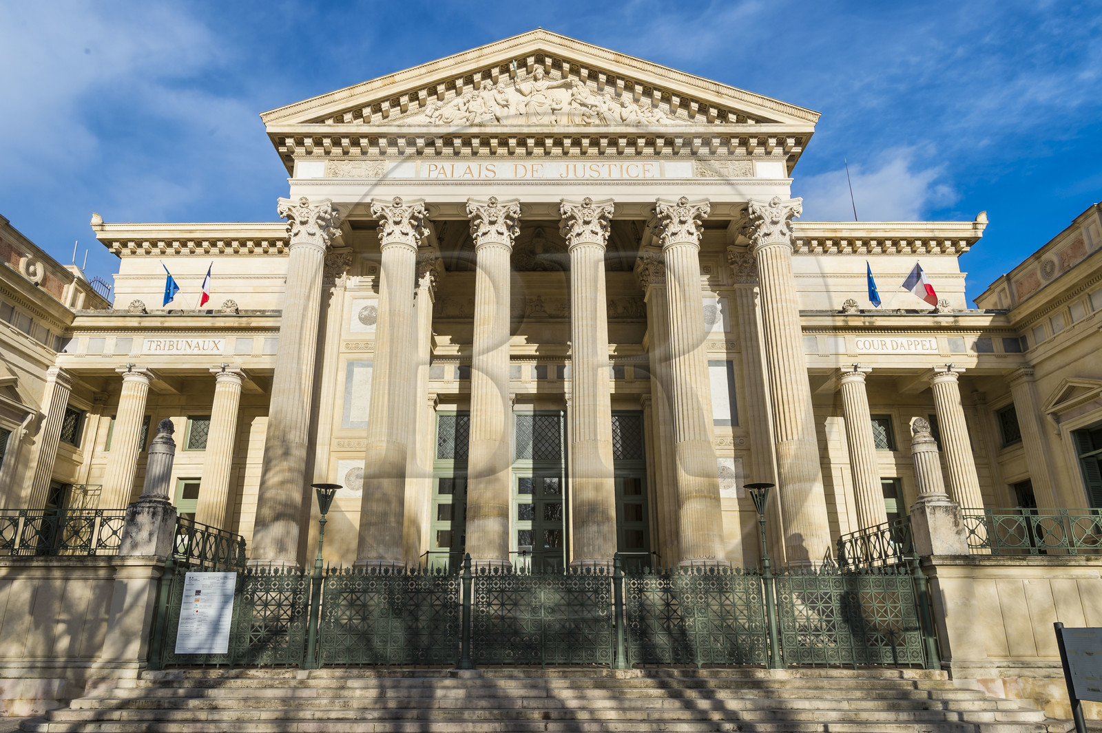 France, Gard (30), Nîmes, esplanade Charles-de-Gaulle, le palais de justice