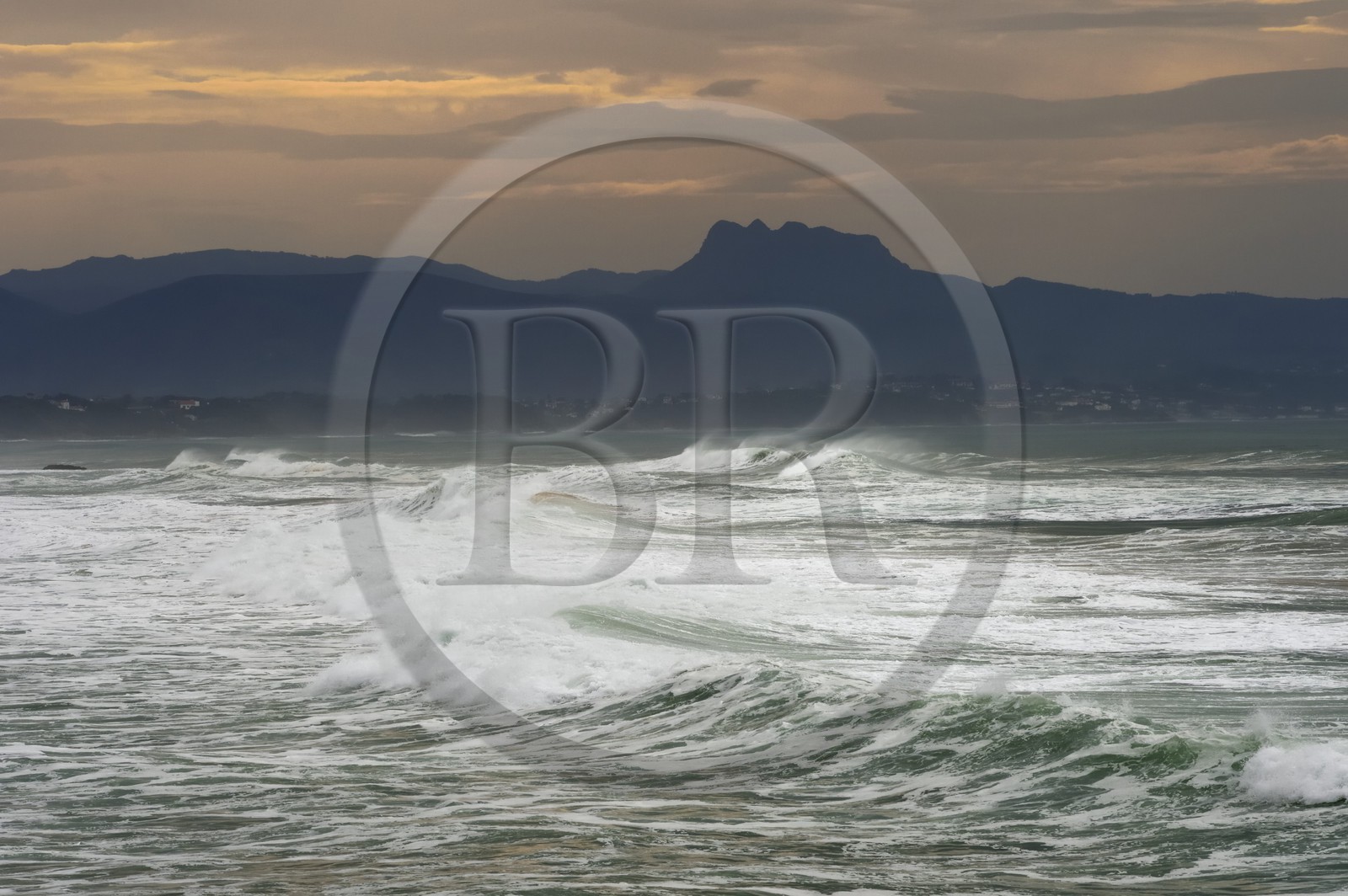 France, Pyrénées-Atlantiques (64), Pays-Basque, Biarritz, La Cote basque vers Saint Jean de Luz et les sommets des Pyrénées Basques