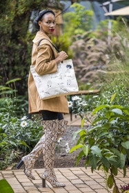 Rwanda, Kigali, Norrsken House Kigali, la mannequin Winnie Shema Tumusiime met en valeur la collection de sac de la marque Flove made in Rwanda