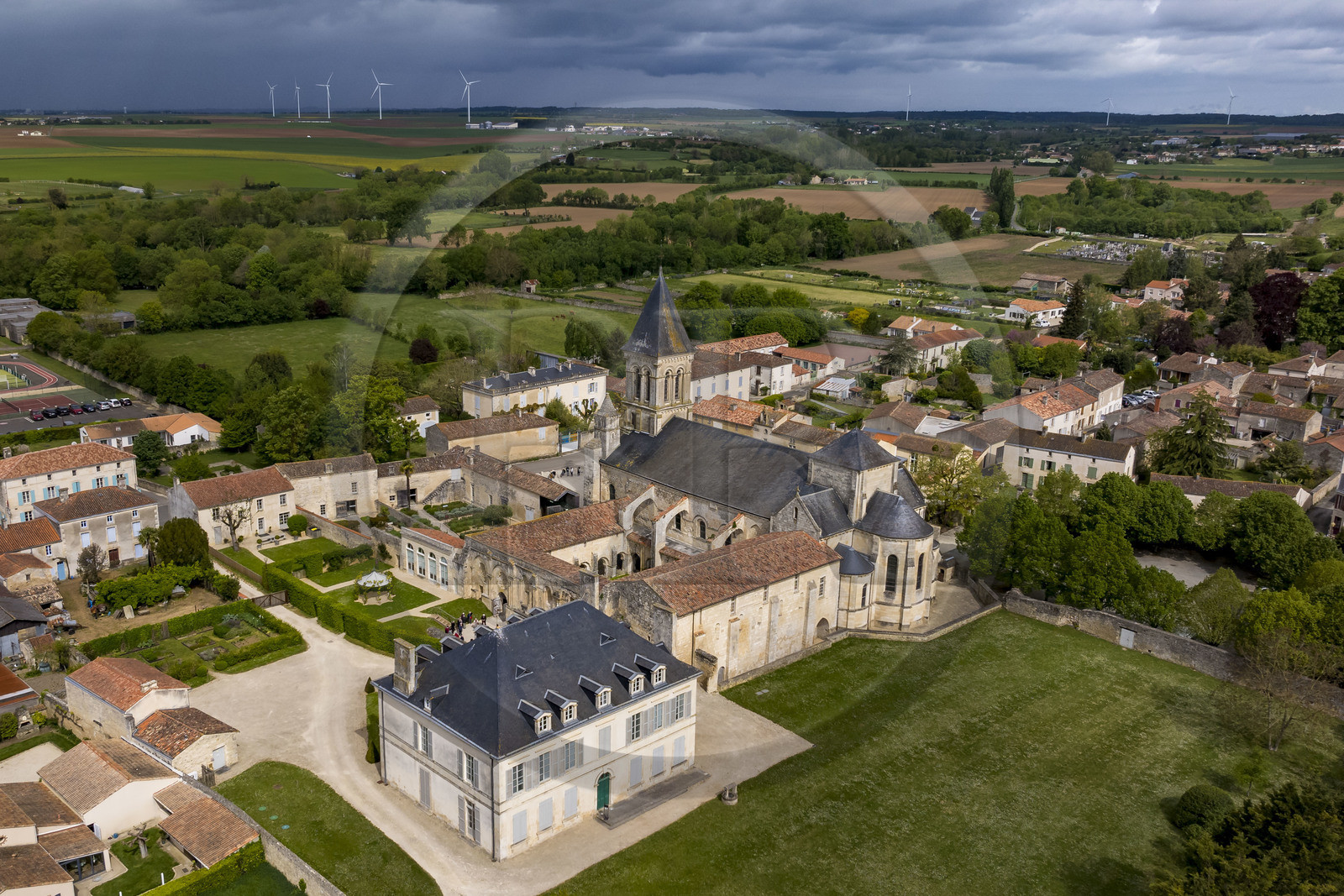 France, Vendée (85), Nieul-sur-l'Autise, Abbaye royale Saint-Vincent fondée en 1069, abrite la tombe d'Aénor de Châtelleraut mère d'Alienor d'Aquitaine (vue aérienne)