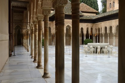 Espagne, Andalousie, Grenade, Palais nasrides de l'Alhambra, classé Patrimoine Mondial de l'UNESCO, patio du Palais des Lions (Patio de los Leones)