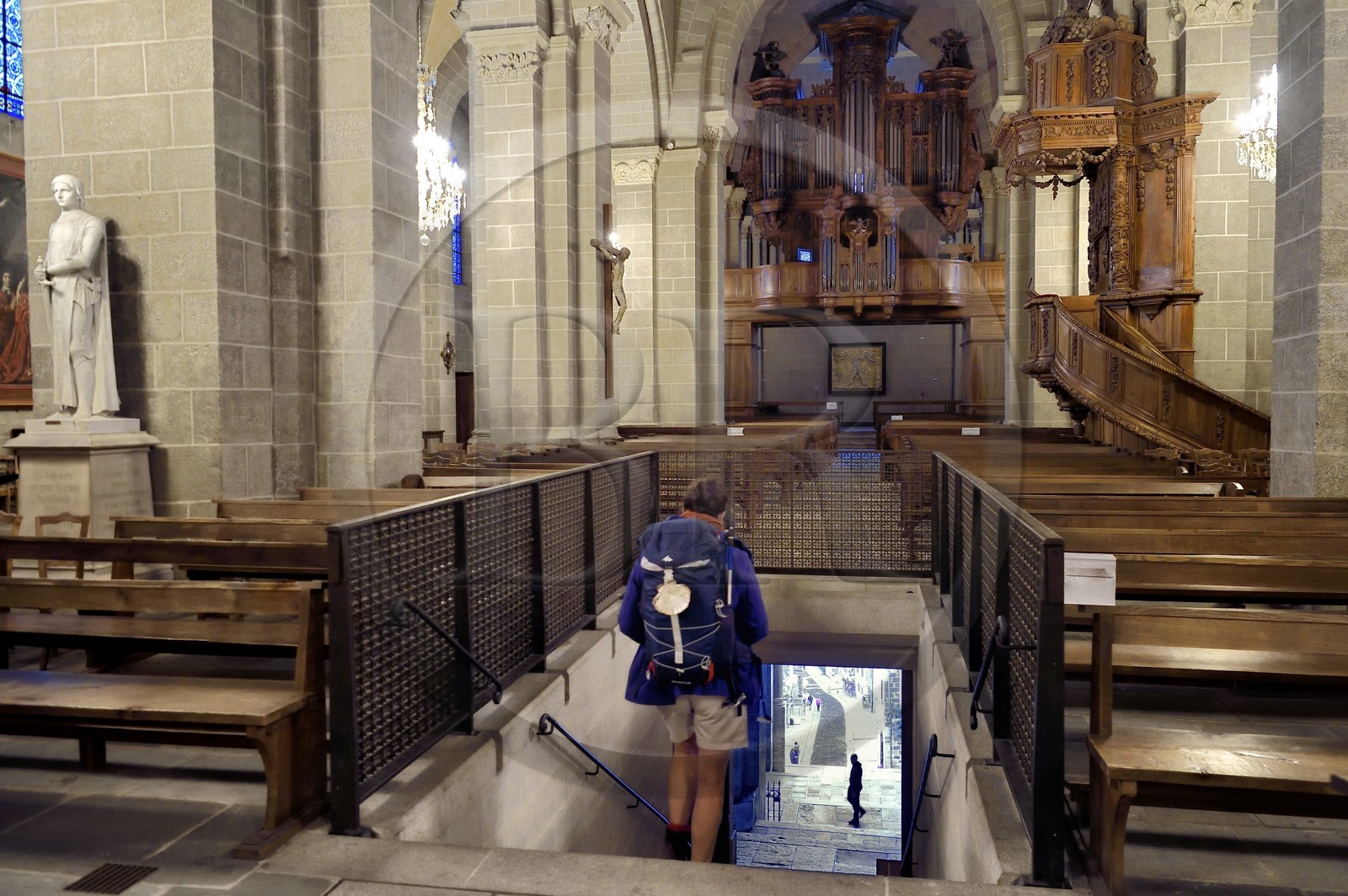 France, Haute-Loire (43), Le Puy-en-Velay, étape des chemins de Compostelle, la cathédrale Notre-Dame-de-l'Annonciation du XIIe siècle classée Patrimoine Mondial de l'UNESCO, la messe des pèlerins où sont bénis tous les matins à 7h pendant la saison estivale les marcheurs en route vers Compostelle, pélerins empruntant l'escalier sortant de sous la nef directement à l'extérieur