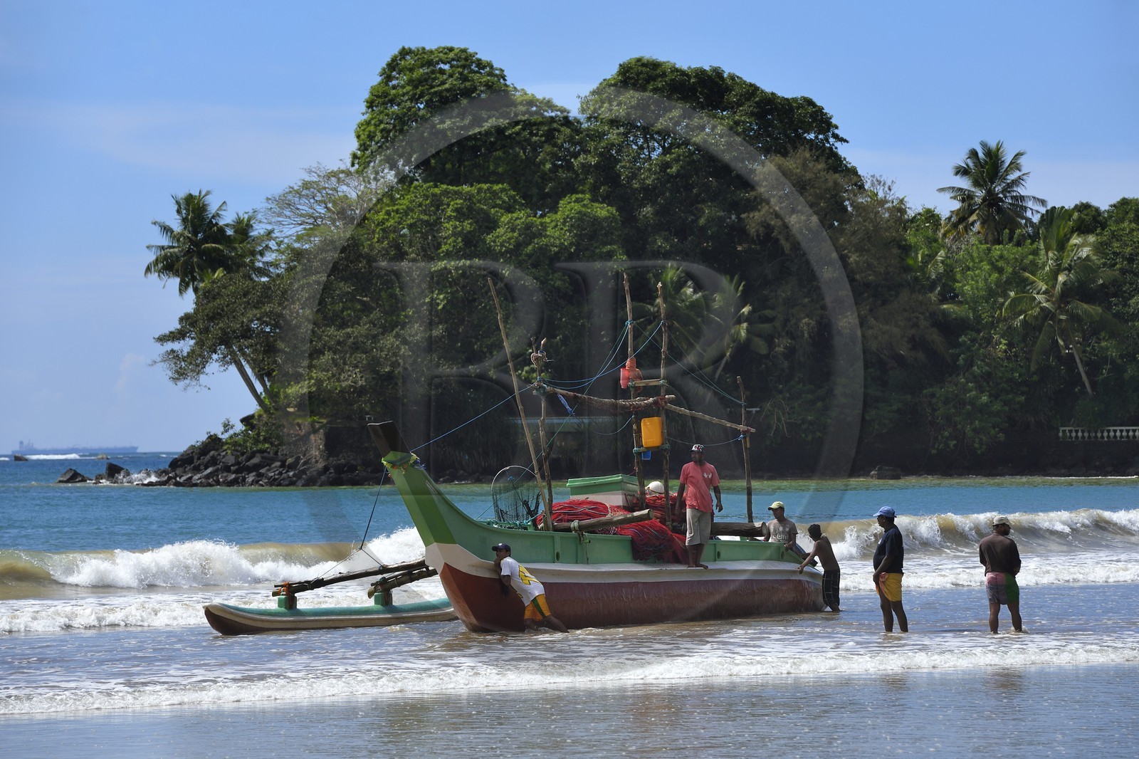Sri Lanka, Province du Sud, Weligama, bateau de peche sur la plage