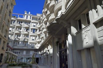 France, Alpes-Maritimes (06), Nice, quartier des Baumettes, l'immeuble Art déco Le Gloria Mansions, l'entrée principale dans la cour intérieure