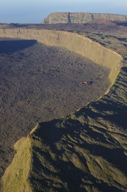 France, île de la Réunion, volcan du Piton de la Fournaise, classé Patrimoine Mondial de l'UNESCO, l'Enclos et le Formica Léo au pied du Pas de Bellecombe (vue aérienne)