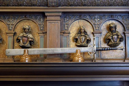 Roumanie, Valachie, Sinaia, château de Peles ancienne résidence royale édifiée de 1875 à 1883 pour le roi Carol Ier de Roumanie, la salle des armes, épée de bourreau du XVIème siècle utilisée pour décapiter les nobles