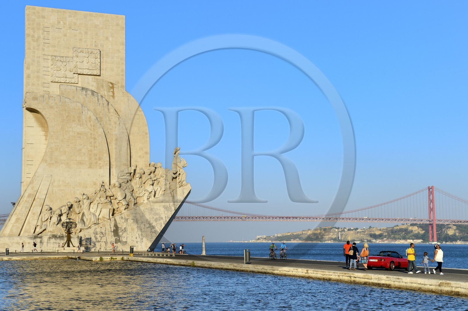 Portugal, Lisbonne, quartier de Belém, Padrao dos Descobrimentos (Monument des Découvertes) datant de 1960 et le le pont du 25 de Abril sur le Tage Portugal, Lisbonne, quartier de Belém, Padrao dos Descobrimentos (Monument des Découvertes) datant de 1960 et le le pont du 25 de Abril sur le Tage