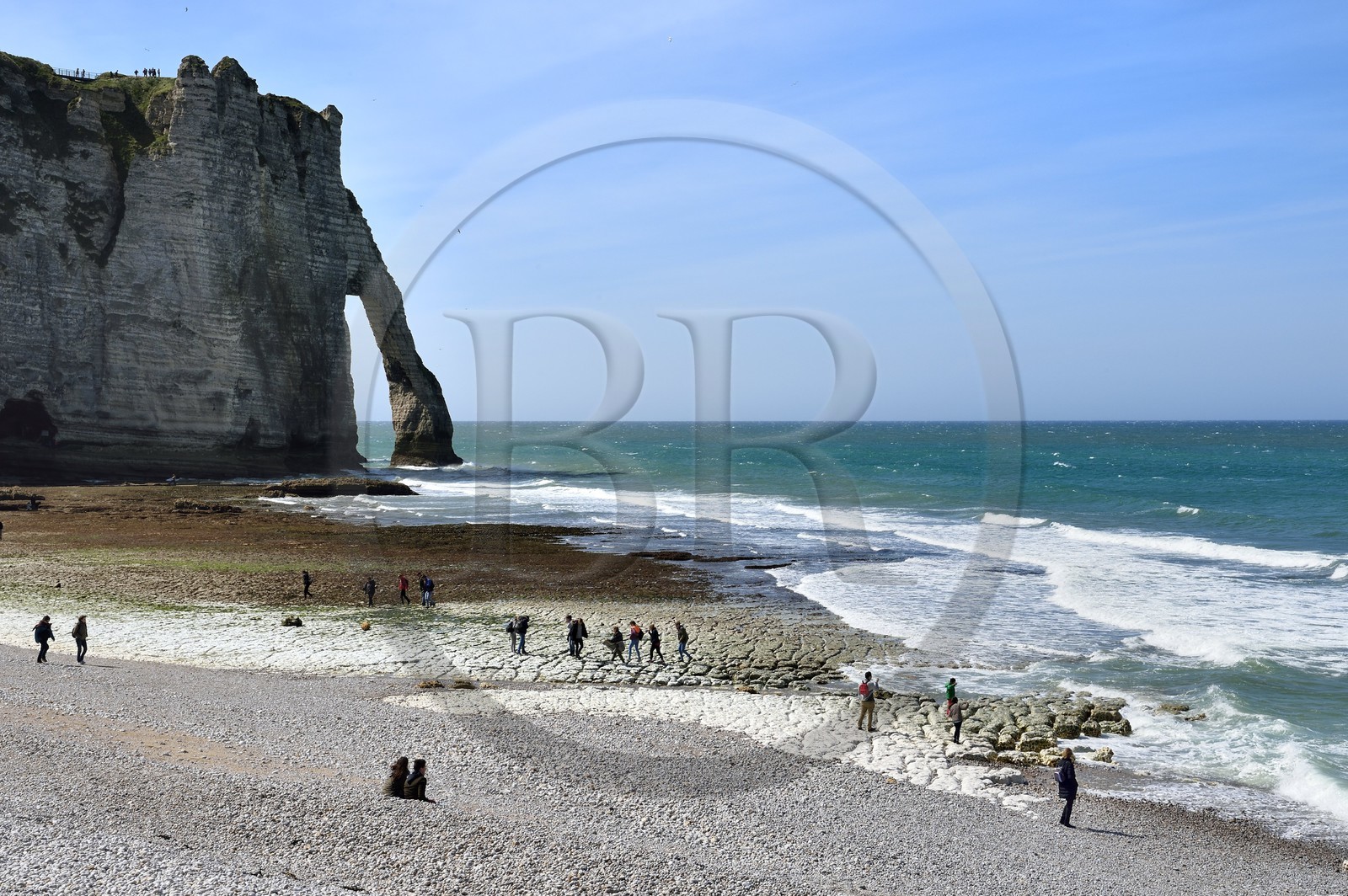 France, Seine-Maritime (76), Pays de Caux, Côte d'Albâtre, Etretat, l'arche de la falaise d'Aval et la plage de la ville