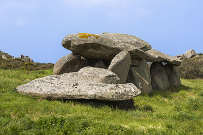 France, Côtes-d'Armor (22), Côte de Granit Rose, Trébeurden, Ile Millau, allée couverte du néolithique qui aurait servi de monument funéraire