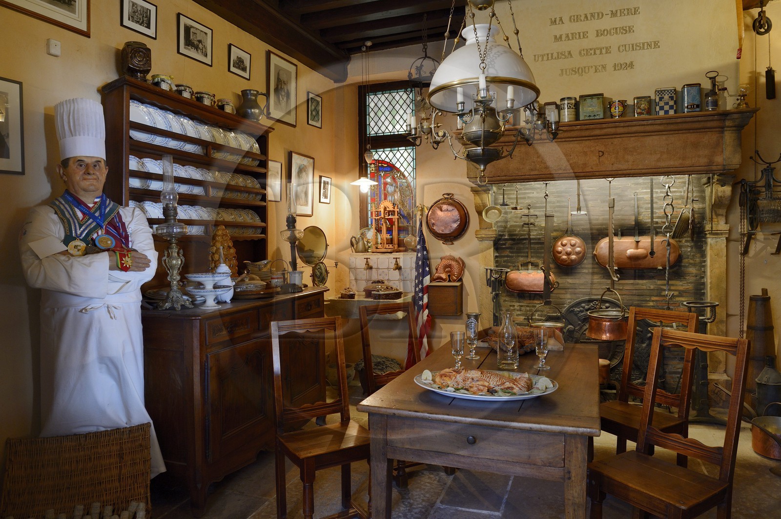 France, Rhône (69), Collonges-au-Mont-d'Or, restaurant L'abbaye de Collonges de Paul Bocuse dédié aux récéptions, reconstitution de la cuisine du restaurant de sa grand-mère en 1924