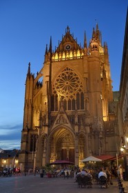 France, Moselle (57), Metz, la cathédrale Saint-Etienne en pierre de Jaumont, la facade occidentale au-dessus du portail principal dit portail de la Vierge et terrasse de Café place Jean Paul 2