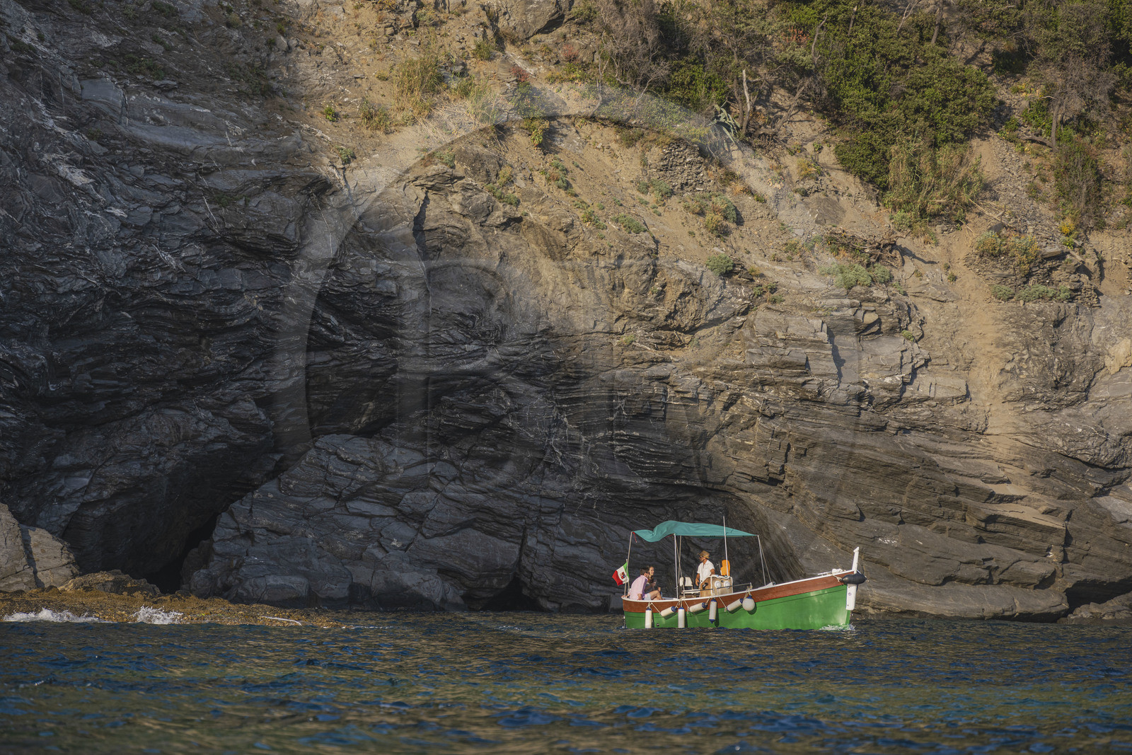 Italie, Ligurie, Cinque Terre, parc national des Cinque Terre classé Patrimoine Mondial de l'UNESCO, village de Vernazza, sortie en mer au pied de la falaise