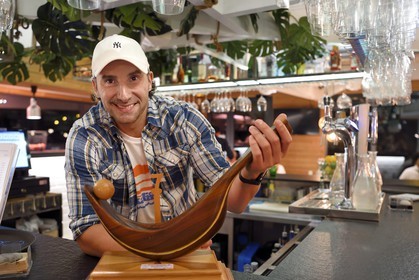 France, Pyrénées-Atlantiques (64), Pays-Basque, Biarritz, plage de la Milady, restaurant le Milady beach, le joueur de pelote basque professionnel spécialisé en cesta punta et plusieurs fois champion du monde, Eric Irastorza