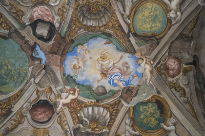Italie, Ligurie, Gênes, palais des Rolli classés Patrimoine Mondial de l'UNESCO dans la Strada Nuova aujourd’hui via Garibaldi, le Palazzo Rosso ou palais musée Brignole, peinture baroque en trompe l'oeil qui imite un plafond en ruine