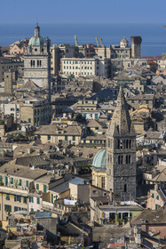 Italie, Ligurie, Gênes, la Basilique Santa Maria delle Vigne et la cathédrale (Cattedrale di San Lorenzo) en arrière plan