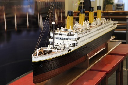 Royaume-Uni, Irlande du Nord, Belfast, quartier des docks de Queen's Island, le centre Titanic Belfast Experience, maquette du RMS Titanic