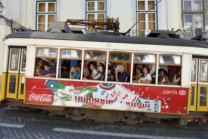 Portugal, Lisbonne, quartier de l'Alfama, tramway