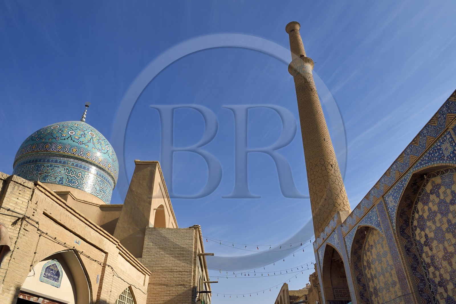 Iran, province d'Ispahan, Ispahan, mosquée Haroonieh à gauche et le minaret de la mosquée d'Ali à droite