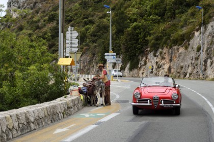 France, Alpes-Maritimes (06), La Turbie, Alfa Romeo Giulietta décapotable de collection sur la route de la Moyenne Corniche