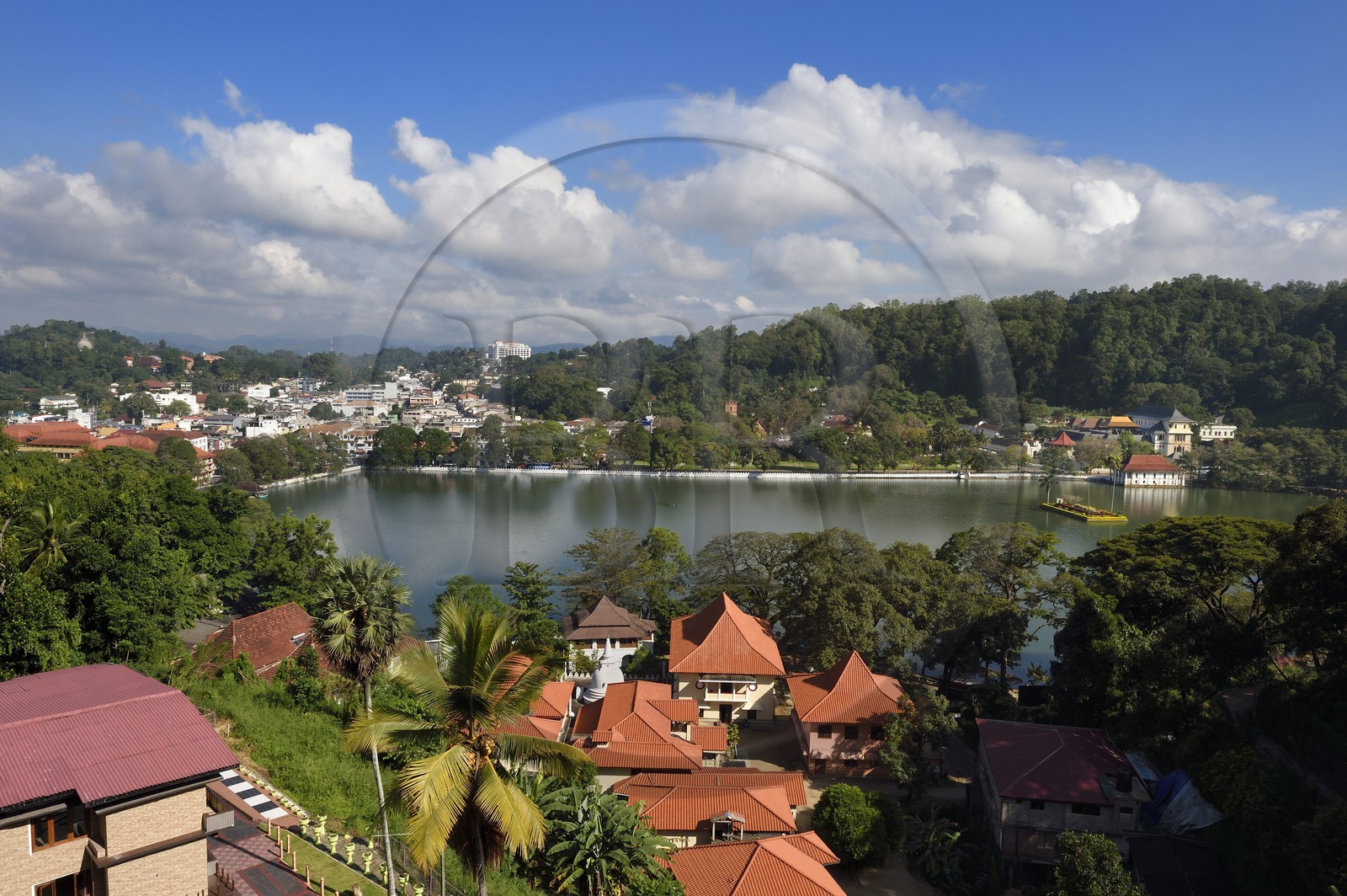 Sri Lanka, province du centre, Kandy, ville sacrée classée patrimoine mondial de l'UNESCO, Temple de la Dent de Bouddha (Sri Dalada Maligawa) en bordure du lac Bogambara à droite et le temple Malwethu au premier plan