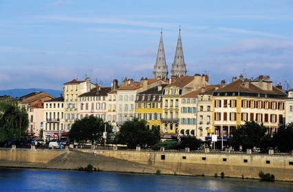 France, Saône-et-Loire (71), Mâcon, église Saint-Pierre et les quais Lamartine de la Saône