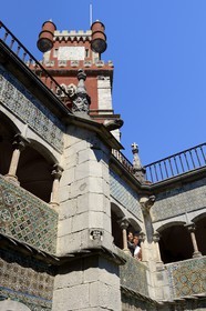 Portugal, région de Lisbonne, Sintra, le Palais national de Pena (Palacio Nacional da Pena) classé Patrimoine Mondial de l'UNESCO, le cloitre et la tour de l'horloge