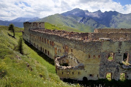 France, Alpes-Maritimes (06), le casernement du Fort Central au Col de Tende (1871m), fortifications construites par les Italiens en 1881 et la montagne de la Roche de l'Abisse à l'arrière-plan