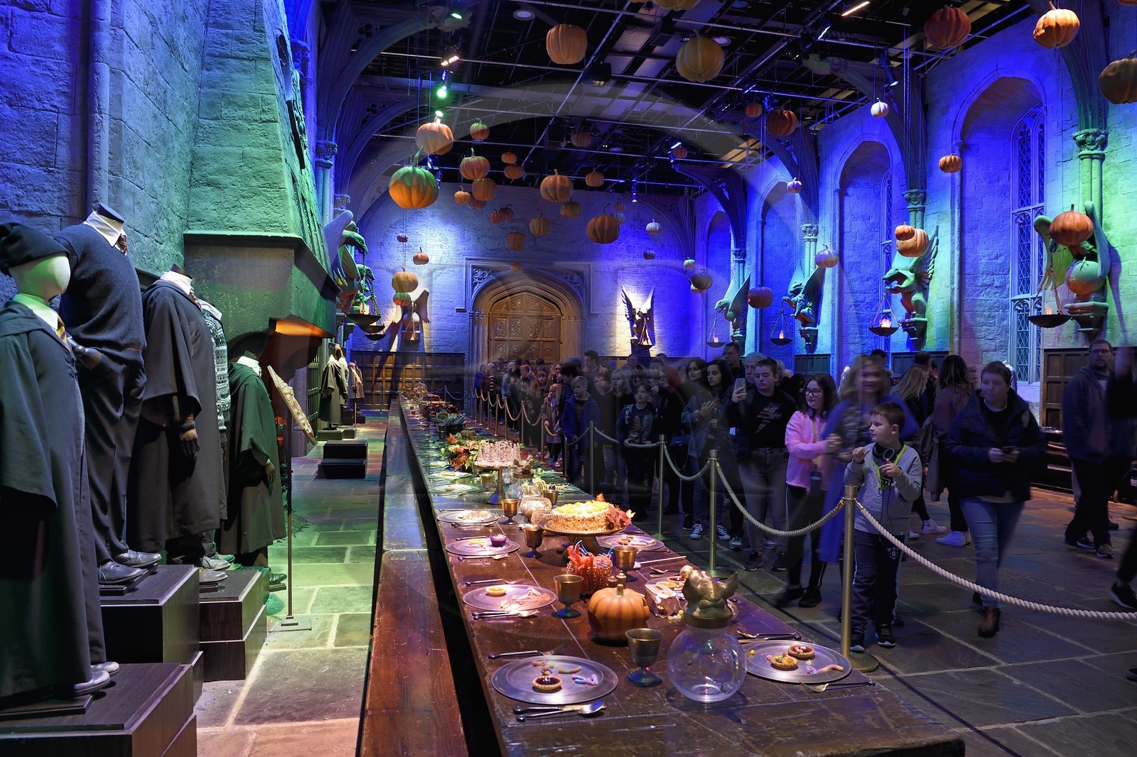 Royaume-Uni, Hertfordshire, Leavesden, Leavesden Film Studios, Harry Potter Studio Tour London, les coulisses du tournage des 8 films de Harry Potter, la grande salle de l'école de Poudlard mettant en vedette plus de 100 citrouilles flottantes sculptées à la main pour Halloween