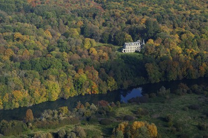 France, Eure (27), le Château de la Madeleine au bord de la Seine en aval de Vernon (vue aérienne)