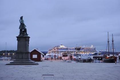 Norvège, Oslo, statue du héros naval Peter Jansen Wessel alias Tordenskjold sur le port