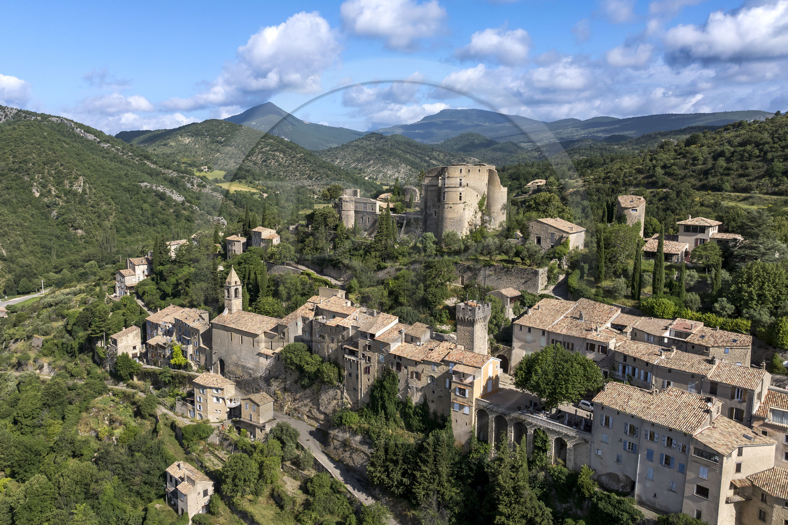 France, Drôme (26), parc naturel régional des Baronnies provençales, Montbrun-les-Bains, labellisé Les Plus Beaux Villages de France, le village et le château Renaissance des Dupuy-Montbrun (vue aérienne)