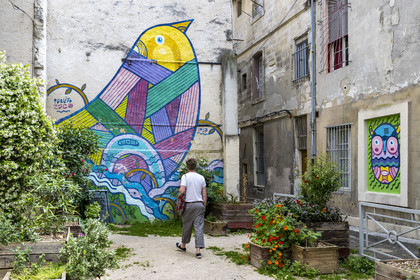 France, Vaucluse (84), Avignon, l'artiste grapheur Pablito Zago devant la peinture murale de l’oiseau qu'il a réalisé, fondateur de l’association le Cartel et de l’atelier Shed