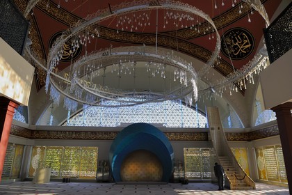 Turquie, Istanbul, quartier Usküdar sur la rive asiatique, mosquée Şakirin de l'architecte d’avant-garde, Zeynep Fadillioglu qui est la première femme à avoir été désignée pour concevoir une mosquée; Le lustre, en forme de spirale d’où tombe une pluie de gouttes de cristal et où ondule l’écriture kufique résume ce mariage subtil entre modernité et tradition