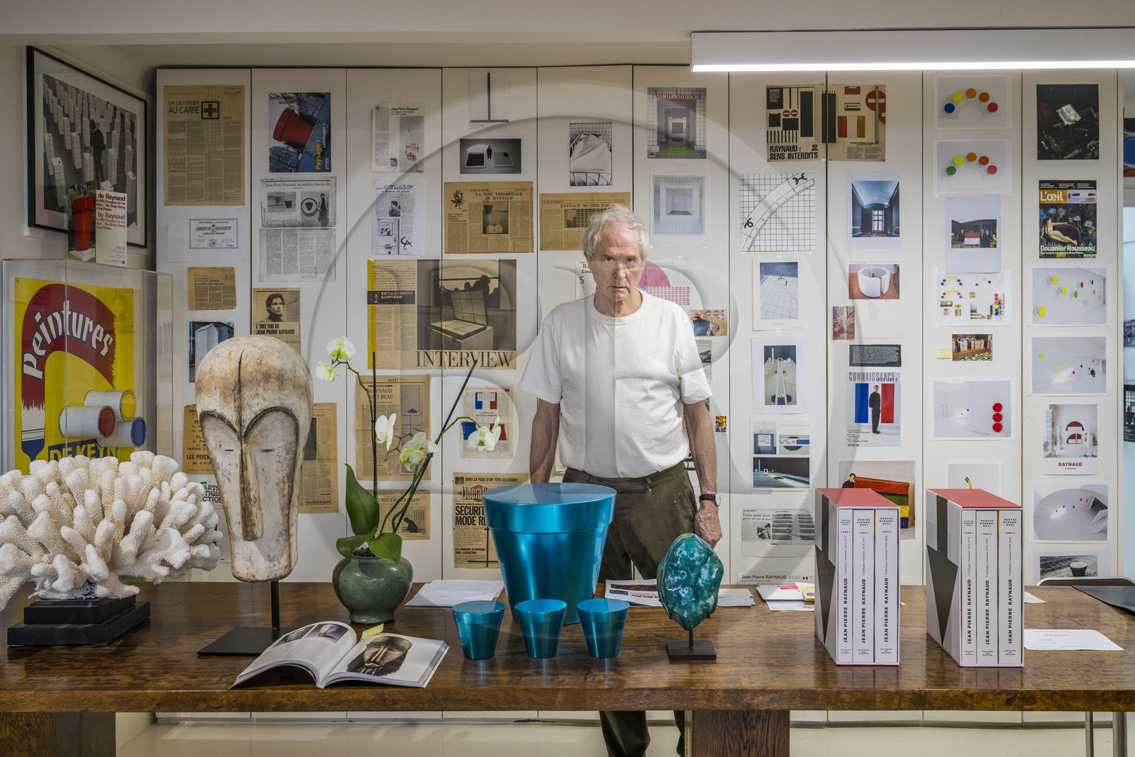 France, Paris (75), l'artiste plasticien Jean-Pierre Raynaud dans son appartement atelier