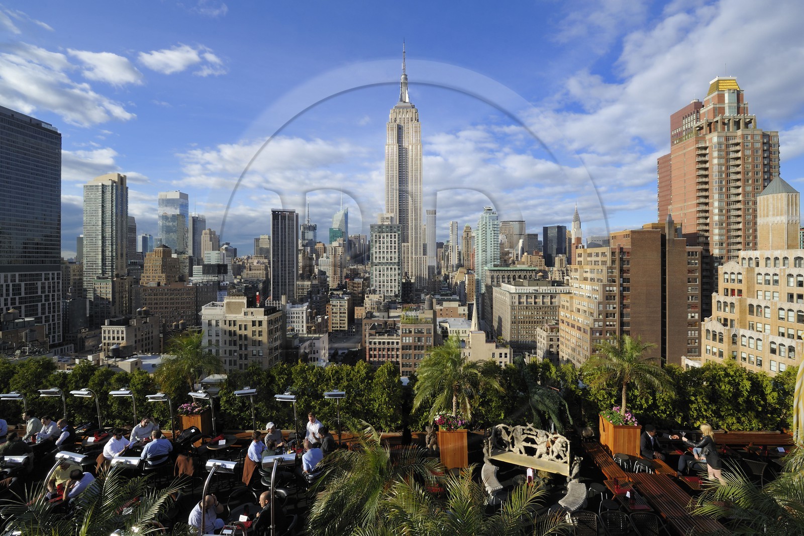 Etats-Unis, New York, Manhattan, Midtown, terrasse du café branché Le 230 sur la 5ème Avenue et l'Empire State Building
