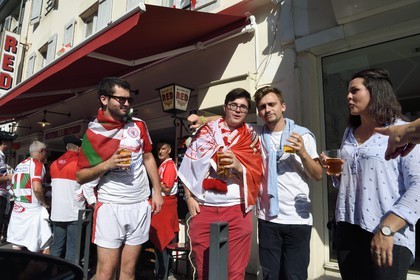 France, Pyrénées-Atlantiques (64), Pays-Basque, Biarritz, supporters du Biarritz Olympique avant le derby basque de rugby qui les opposeront à l'Aviron Bayonnais