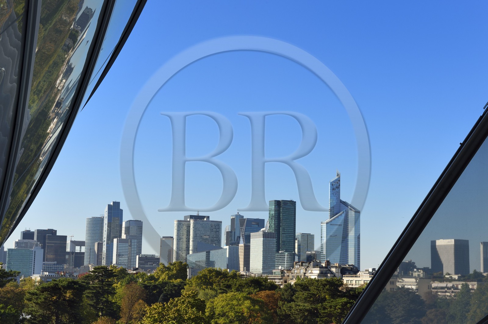 France, Paris (75), la Fondation Louis Vuitton de l'architecte Frank Gehry et le quartier de La Défense en arrière plan