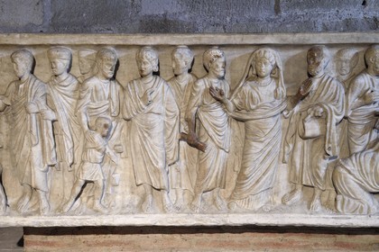 France, Puy-de-Dôme (63), Clermont-Ferrand, cathédrale Notre-Dame de l'Assomption, dans la crypte du Xe siècle, sarcophage gallo-romain chrétien en marbre du IVe siècle représentant la défunte figurée en orante en présence du Christ