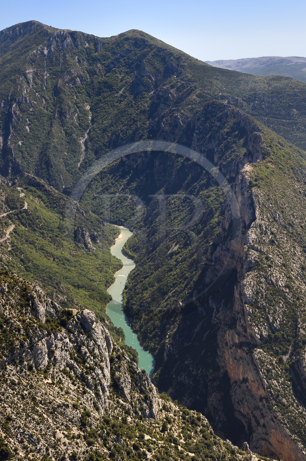 Var (83) rive gauche et Alpes-de-Haute-Provence (04) rive droite, Parc Naturel Régional du Verdon, le Grand Canyon des Gorges du Verdon entre Le Galetas et le Cirque de Vaumale en arrière plan (vue aérienne)