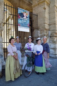 France, Bouches-du-Rhône (13), Arles, la course camarguaise de la Cocarde d'Or aux Arènes, amphithéâtre romain de 80-90 après JC, classé Patrimoine Mondial de l'UNESCO, jeunes arlésiennes en costume traditionnel