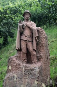 Allemagne, Forêt Noire, Schwartzwald, Bade-Würtemberg, Sasbachwalden, statue du Saint patron Saint Wendelin sur la Badische Weinstrasse - la route du vin du Pays de Bade